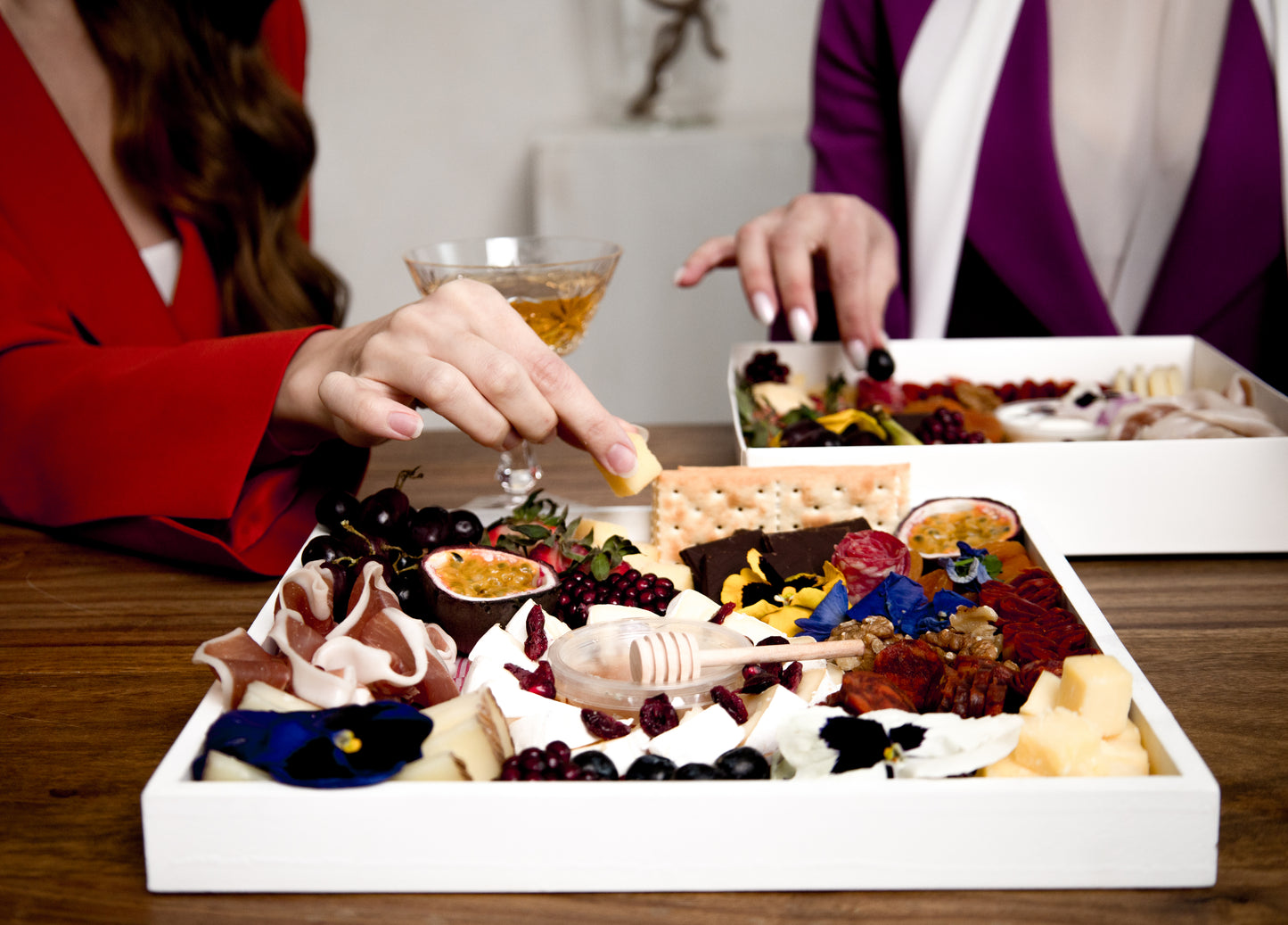 Premium snack box. 20x20 dydžio daugkartinio naudojimo medinis padėklas. 3 rūšių sūriai, 3 skirtingų rūšių mėsos, riešutai, uogos ir kitos sezoninės gėrybės. Taip pat turite galimybę personalizuoti užrašu sūrio raidėmis Puikiai tinka 4-6 žmonių susibūrimams.