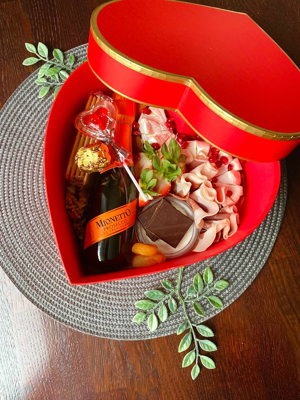 Lovers box širdutės formos dėžutė su dangčiu, labiausiai tinka dovanojimui mylymajam! 2 rūšių sūriai, 2 skirtingos rūšies mėsos, riešutai, uogos ir kitos sezoninės gėrybės. Taip pat turite galimybę personalizuoti užrašu sūrio raidėmis Puikiai tinka 1-2 žmonėms. Su šampanu.
