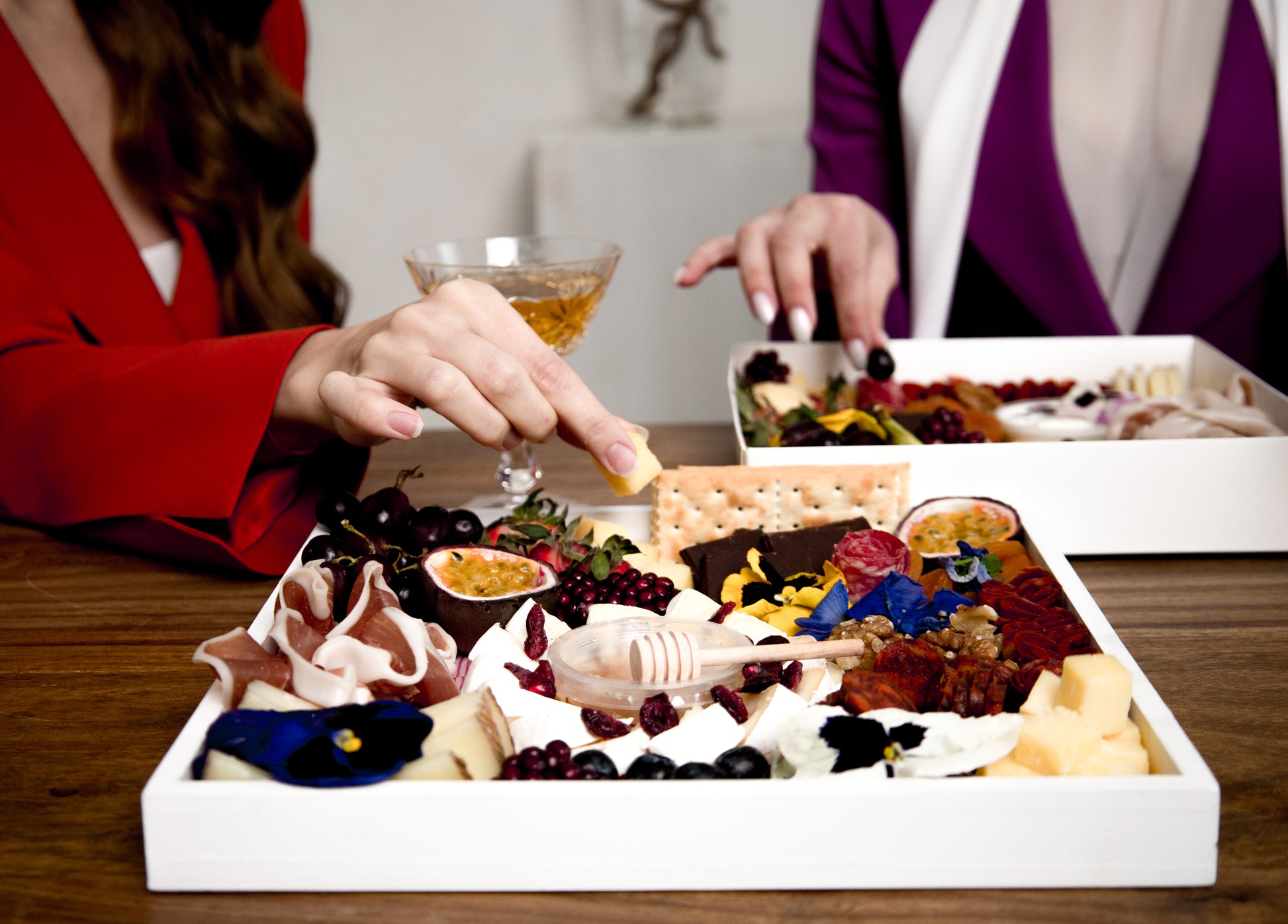 Premium snack box. 20x20 dydžio daugkartinio naudojimo medinis padėklas. 3 rūšių sūriai, 3 skirtingų rūšių mėsos, riešutai, uogos ir kitos sezoninės gėrybės. Taip pat turite galimybę personalizuoti užrašu sūrio raidėmis  Puikiai tinka 4-6 žmonių susibūrimams.