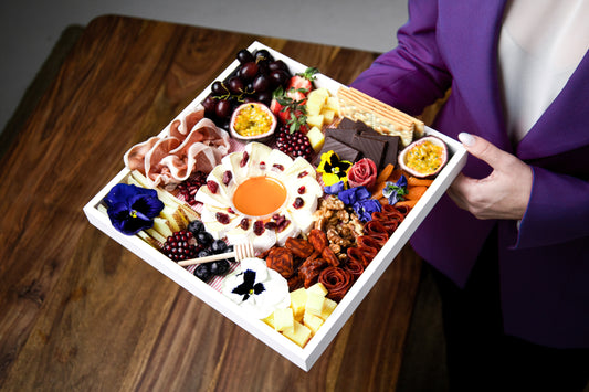 Premium snack box. 20x20 dydžio daugkartinio naudojimo medinis padėklas. 3 rūšių sūriai, 3 skirtingų rūšių mėsos, riešutai, uogos ir kitos sezoninės gėrybės. Taip pat turite galimybę personalizuoti užrašu sūrio raidėmis  Puikiai tinka 4-6 žmonių susibūrimams.